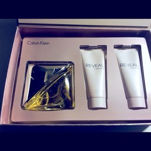 NWOT Calvin Klein Reveal